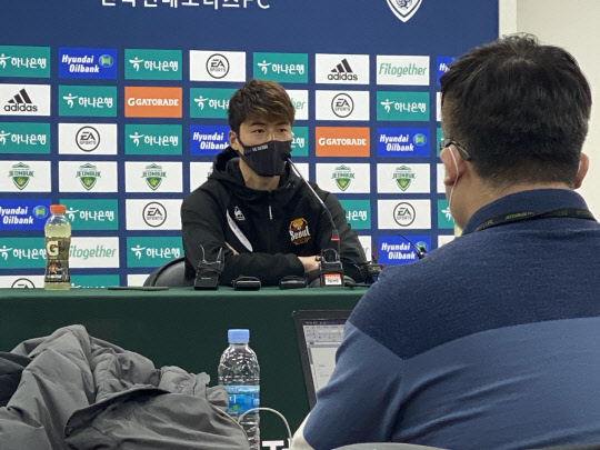 기성용이 27일 전주월드컵경기장에서 치러진 서울과 전북의 K리그1 개막전 뒤 기자회견을 하고 초등생 시절 후배들에게 성폭력을 가했다는 의혹에 대해 입장을 밝히고 있다. 연합뉴스